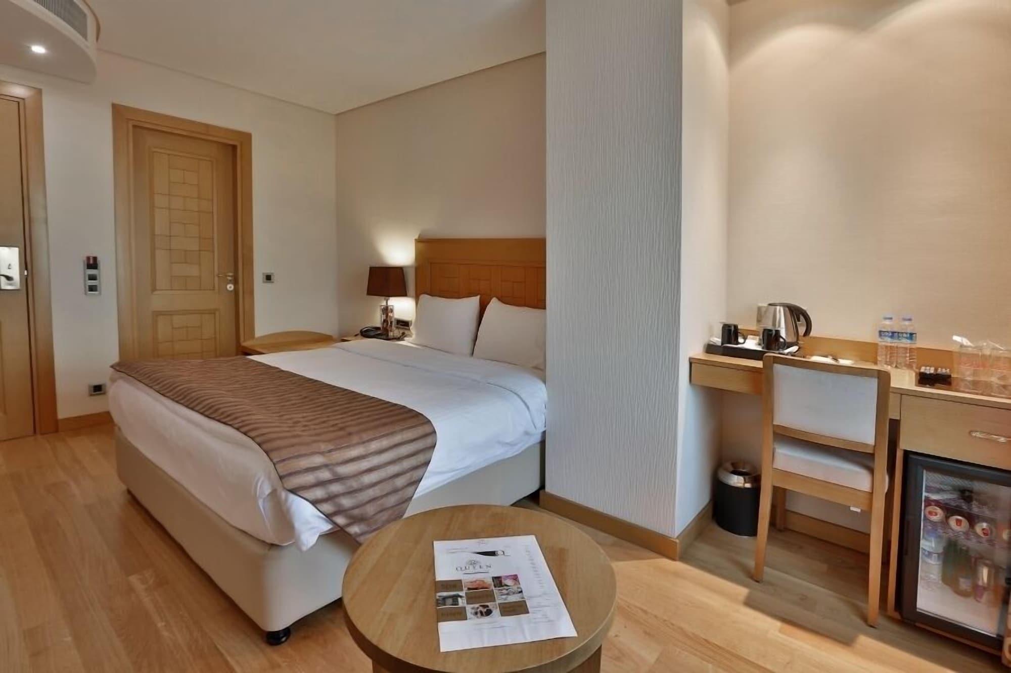 Queen Hotel & Spa Istanbul Bagian luar foto